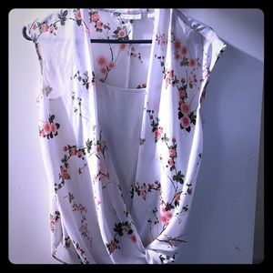 Super cute top! Xs fits like small New York comp